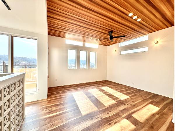 明るく開放的なリビング