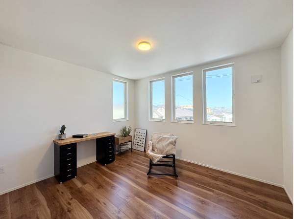 落ち着いて仕事に集中できる洋室