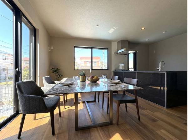 お庭への繋がりを持たせた１階リビング。家具等はＣＧによるイメージ