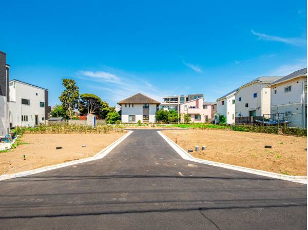 前面道路は藤沢市の公道4.5ｍです。