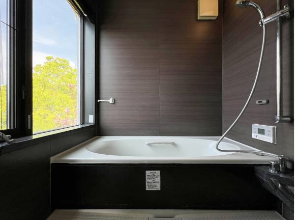 外の景色を絵画のように引き立てるダークトーンのオーシャンバス