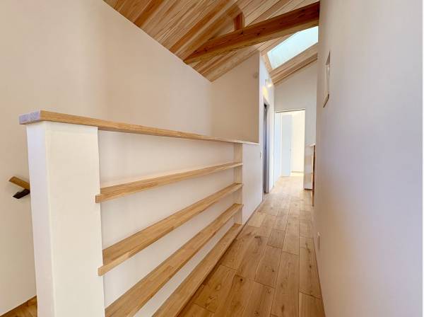 廊下にちょっとした収納棚を完備