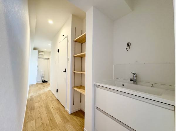 スペースを最大限に活かすため、洗面スペースは廊下にございます。