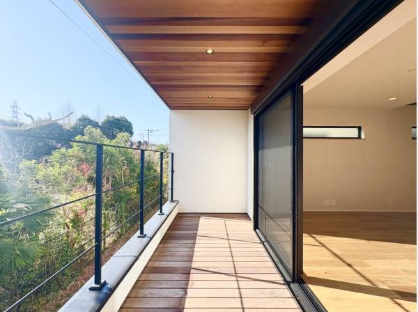 太陽の光が燦々と差し込南向きのインナーバルコニー