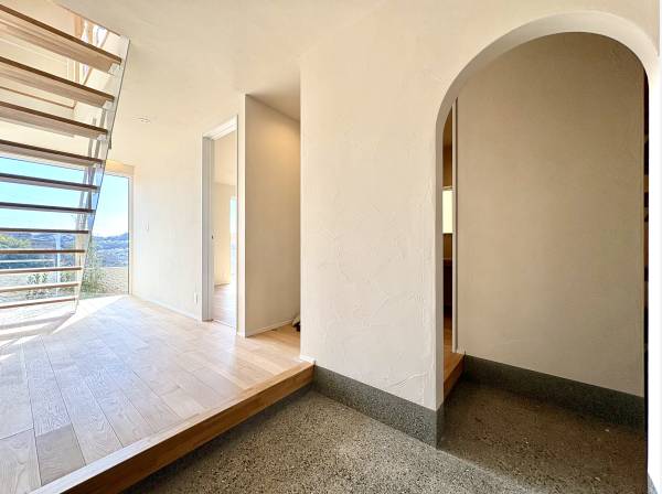 ゆとりある玄関。アーチ壁の先にはシューズインクローゼット