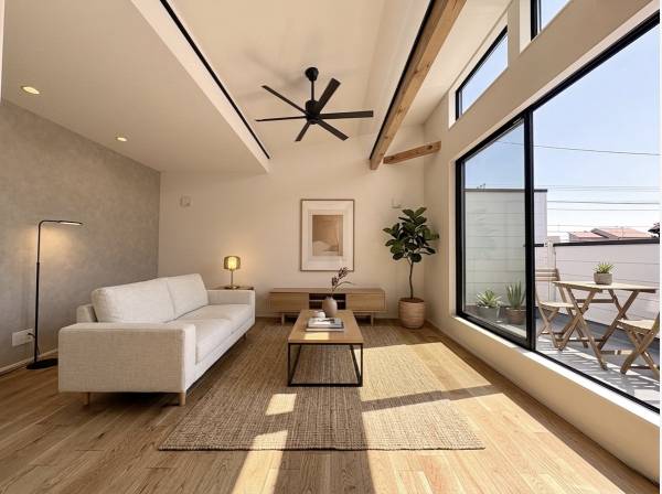 天井高で陽当たり良好なリビング。家具等はCGで作成したイメージです。