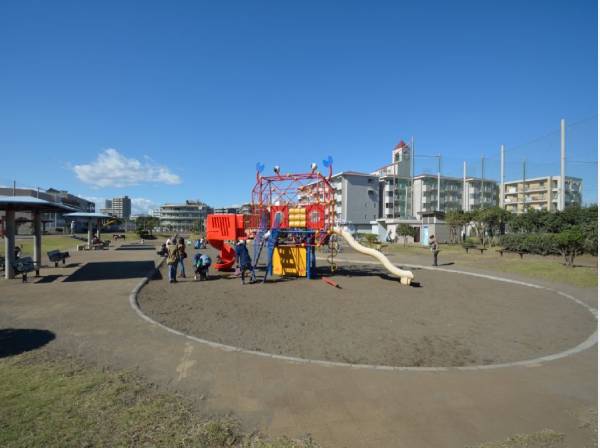 県立汐見台公園まで徒歩6分（約450m）