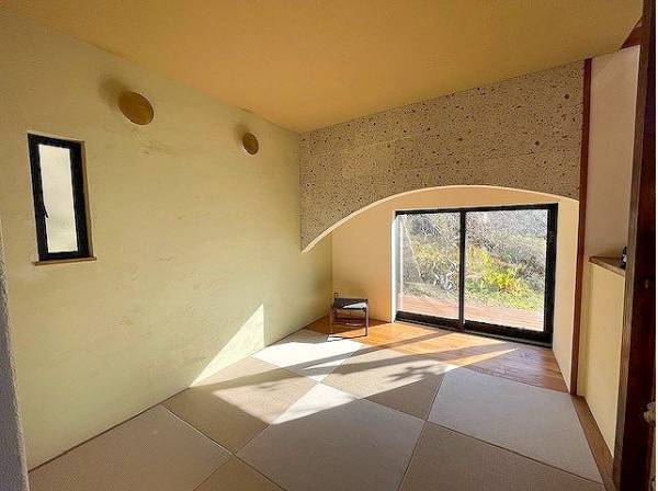 庭の風景が借景となるモダンな和室