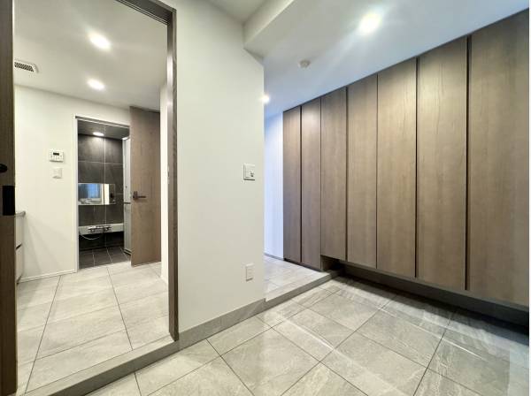 マリン用品やアウトドア用品の収納に重宝　そのまま洗面へつながります