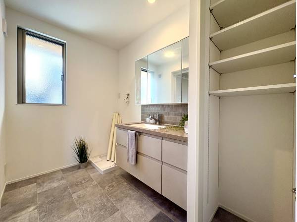 パウダールームはゆとりの空間でホテルライクな設計