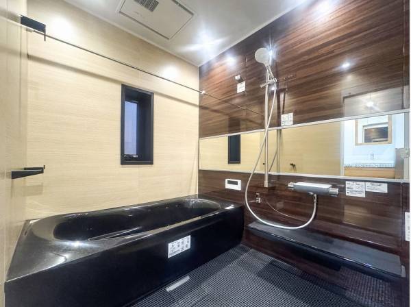 重厚感のあるブラックのバスタブで贅沢なリラックスタイムを♪