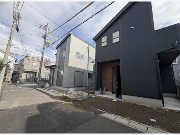 前面道路も広く駐車もらくらく可能です。