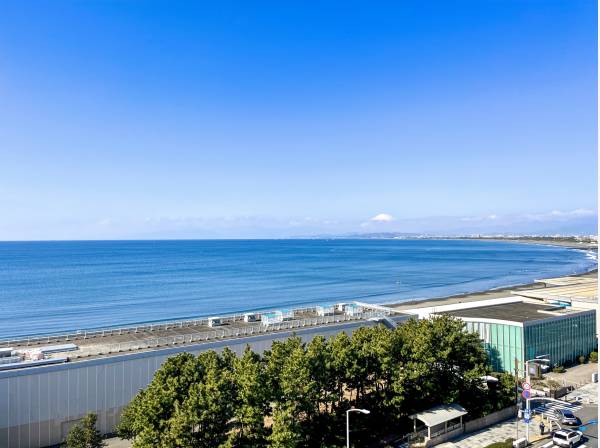 弧を描く海岸線から富士山 伊豆半島まで見えます
