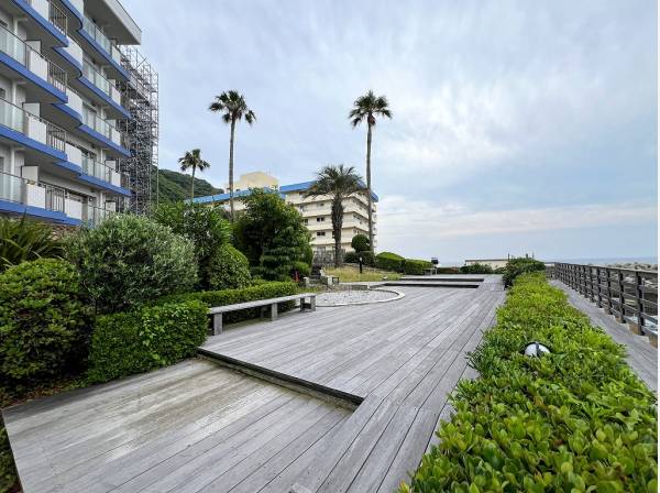 共有のデッキスペースをお散歩のスタートに♪