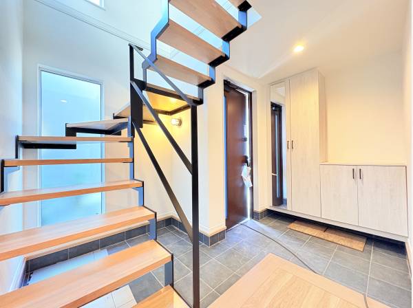 広々とした玄関ホール