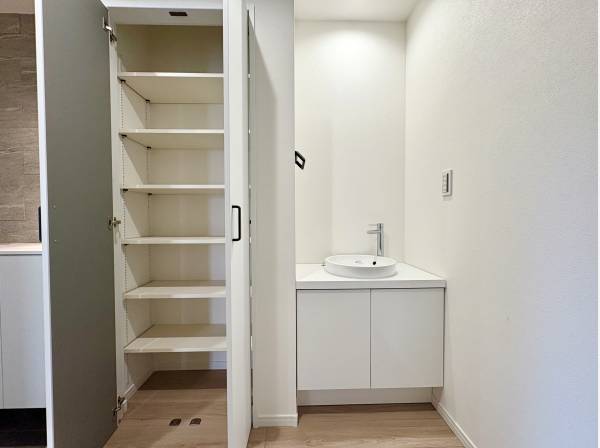 玄関ホールは豊富な収納スペースやセカンド洗面が備わります