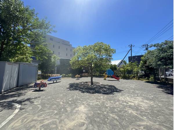 マンションに隣接した元町公園