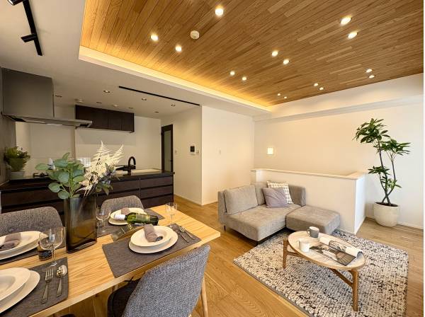 上質な木目の羽目板天井がくつろぎを深めるリビング