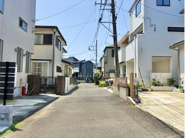 前面道路は穏やかな住環境が広がります。