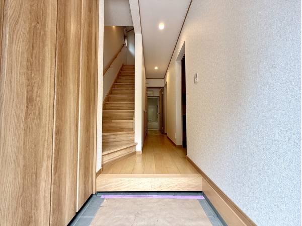 木の温もりを感じる玄関ホール 住空間を綺麗に保つ収納付きです