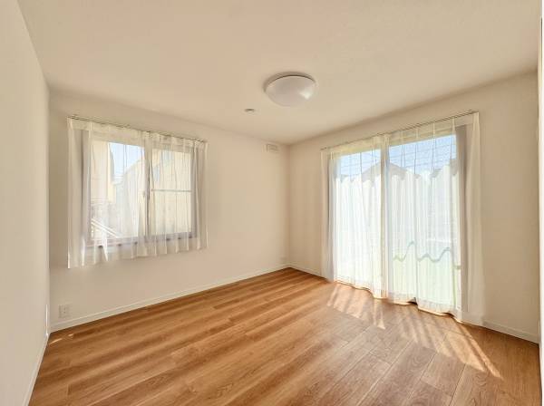 ２面採光のおかげで、室内が明るい空間になります。