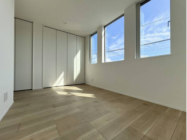 空を近く感じられる3階洋室