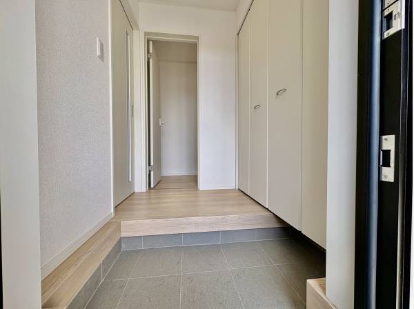 玄関を開けると、奥にゴルフバックや釣り道具など大型の季節ものなどを置けます。