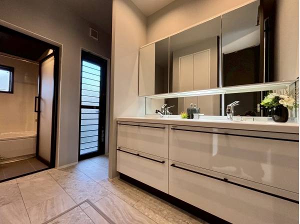 忙しい朝に重宝する、ダブルボウルの洗面台