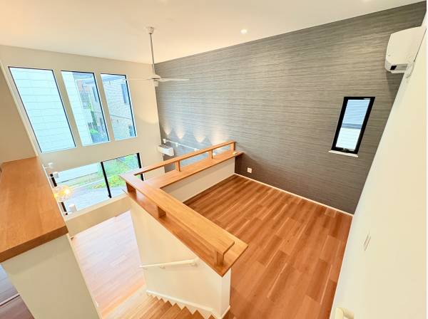 開放的な吹き抜けと木の温もりが心地よいスキップフロア