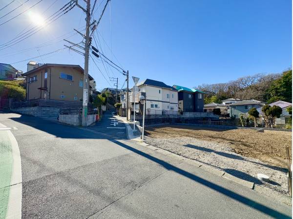 前面道路も広々としております