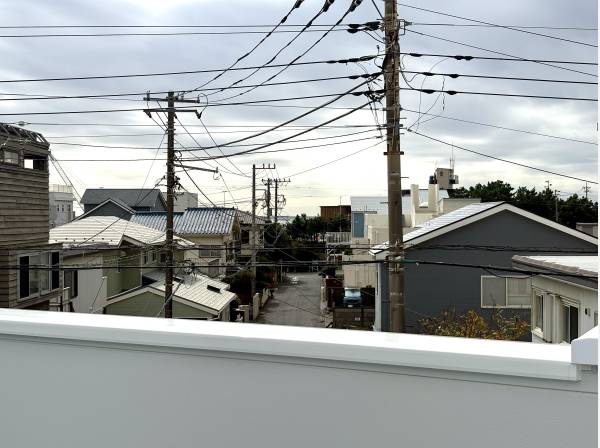湘南の空と街並みを見渡す開放的な眺め
