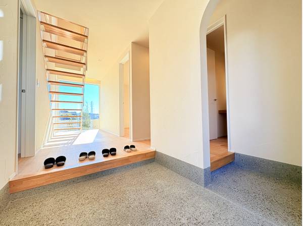 広々と人を招きたくなる玄関ホール