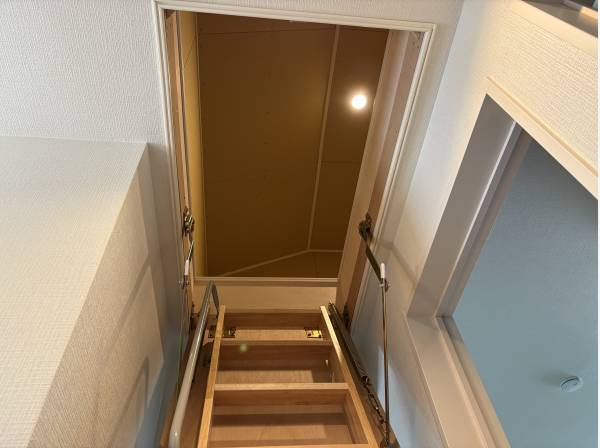 屋根裏収納がありますよ。