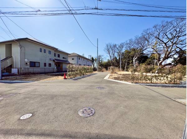 前面道路は交通量が少なく、広い福音も魅力です。