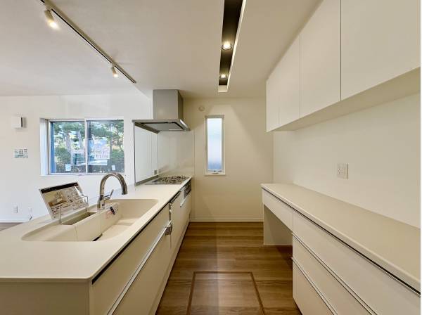 キッチンはカップボード付きの対面式となります