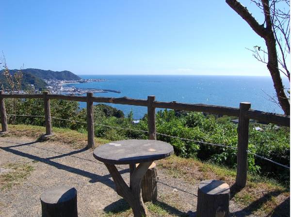 披露山公園まで徒歩12分（約900m）