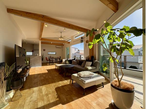 勾配天井で開放的なリビングルーム