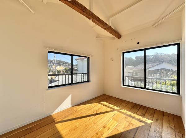 光と木に包まれる個室。余白があるから使い方も自由。