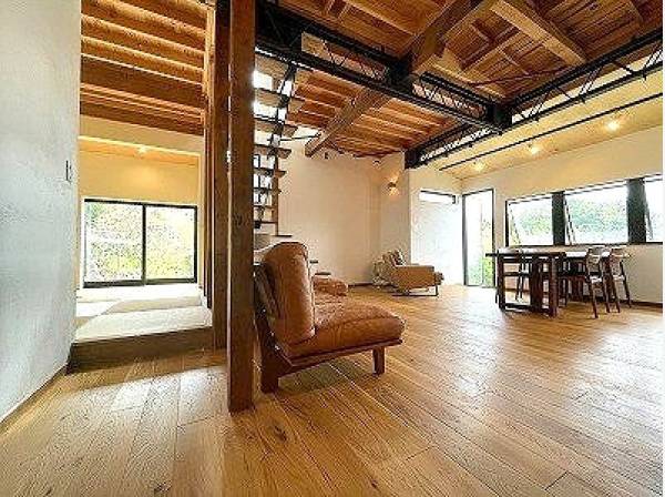 デザイン性のある天井と多用に配した窓が豊かな奥行きを与えます