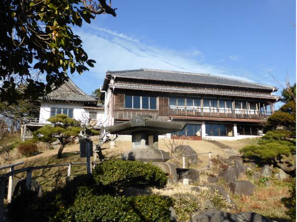 日本庭園を望みながら和食を楽しむ「らい亭」まで徒歩５分(約350ｍ)