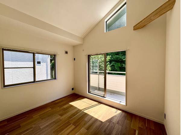 約6帖の洋室が3部屋ございます