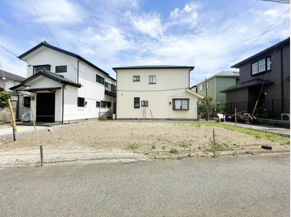 敷地の両脇が通路の為、開放感のあるロケーションに。