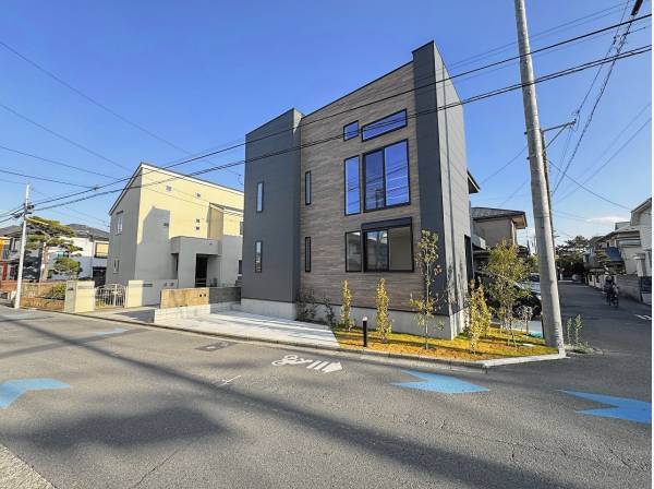 外観その②　ウッディな差し色が街並みとの調和を演出します。