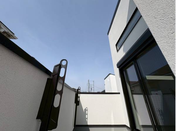 リビングからは開放的なバルコニーへ