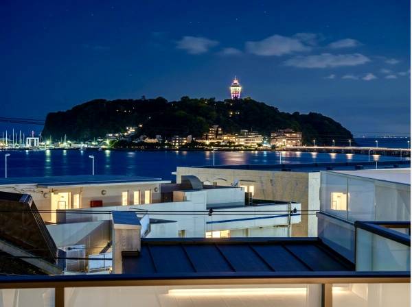 夜にはライトアップされた江ノ島を望むことができます！