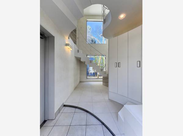 優雅な曲線とエッジの効いた階段がアーティスティックなエントランスを演出