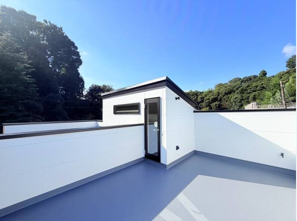 階段を上がると澄み渡る青空と緑に抱かれるルーフバルコニーへ！