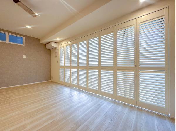 海街らしいウッドシャッターがおしゃれですね