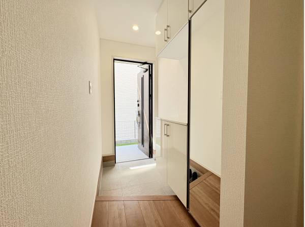 全身鏡が付いたシューズインクローゼット