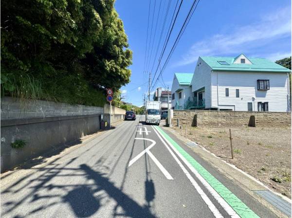 すれ違いも余裕の道路幅